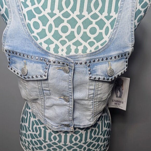 NWT Denim Cropped Studded Vest - Size Medium - Front Pockets - Picture 3 of 5